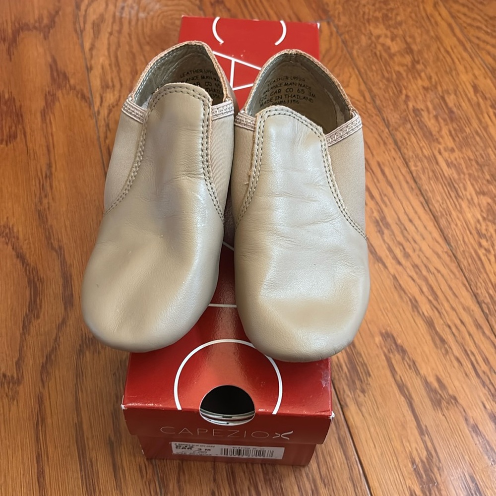 NEW IN BOX Capezio Slip-On Jazz Shoes Size 3 Caramel